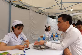 Người dân khám sức khỏe tầm soát sớm các bệnh. (Ảnh: PV/Vietnam+)
