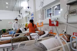 Nhiều bệnh nhân được đưa vào cấp cứu tại Bệnh viện Bạch Mai trong ngày 4/7. (Ảnh: T.G/Vietnam+)