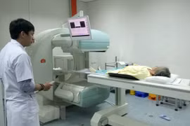Điều trị cho bệnh nhân ung thư. (Ảnh: TTXVN)
