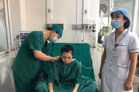 Bác sỹ khám cho bệnh nhân sau phẫu thuật. (Ảnh: PV/Vietnam+)
