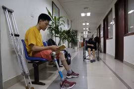 Bệnh nhân hemophilia đang điều trị tại Viện Huyết học-Truyền máu Trung ương. (Ảnh: CT/Vetnam+)