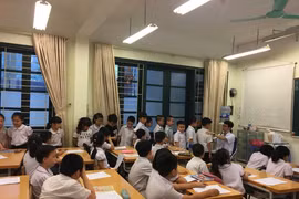 Các bác sỹ khám sàng lọc về sức khỏe cho học sinh tại quận Hoàn Kiếm, Hà Nội. (Ảnh: PV/Vietnam+)