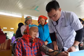 Bác sỹ khám bệnh cho người dân vùng cao tại tỉnh Cao Bằng. (Ảnh: PV/Vietnam+)