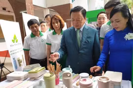 Bộ trưởng Bộ Y tế và Bộ trưởng Bộ tài nguyên và Môi trường tham quan các gian hàng thân thiện với môi trường. (Ảnh: T.G/vietnam+)