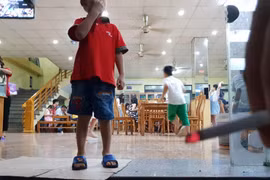 Trẻ tiếp xúc với khói thuốc thụ động có nguy cơ bị phát bệnh hen, tăng nguy cơ mắc viêm phổi. (Ảnh: PV/Vietnam+)