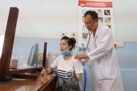 Bác sĩ bệnh viện Phạm Ngọc Thạch thăm khám cho bệnh nhân lao. (Ảnh: Phương Vy/TTXVN)