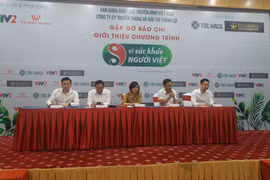 Ban tổ chức họp báo giới thiệu phiên bản mới của Chương trình Vì sức khỏe người Việt. (Ảnh: PV/Vietnam+)