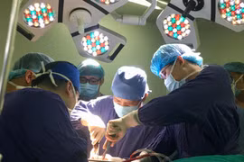 Các bác sỹ Bệnh viện Hữu nghị Việt Đức thực hiện ca phẫu thuật cho bệnh nhân. (Ảnh: PV/Vietnam+)