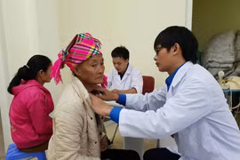 Bác sỹ khám bệnh cho người dân tại huyện Mường Tè, tỉnh Lai Châu. (Ảnh: PV/Vietnam+)