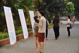 Các bạn trẻ trong một sự kiện tuyên truyền về chấm dứt bạo lực với phụ nữ và trẻ em gái. (Ảnh: PV/Vietnam+)