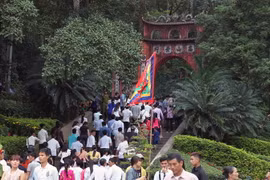 Đông đảo du khách thập phương về dự Giỗ tổ Hùng Vương, Lễ hội đền Hùng 2017. (Ảnh: Quốc Khánh/TTXVN)