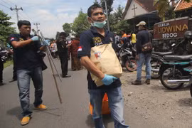 Cảnh sát Indonesia điều tra tại hiện trường một vụ tấn công. (Ảnh: AFP/TTXVN)