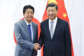 Thủ tướng Nhật Bản Shinzo Abe (trái) và Chủ tịch Trung Quốc Tập Cận Bình tại cuộc gặp ở thành phố Vladivostok của Nga ngày 12/9. (Ảnh: THX/TTXVN)