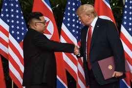Tổng thống Mỹ Donald Trump (phải) và nhà lãnh đạo Triều Tiên Kim Jong-un (trái) trong cuộc gặp thượng đỉnh tại Singapore ngày 12/6. (Ảnh: Yonhap/TTXVN)