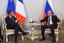 Tổng thống Nga Vladimir Putin (phải) và Tổng thống Pháp Emmanuel Macron tại cuộc gặp ở Saint Petersburg ngày 24/5. (Ảnh: AFP/TTXVN)