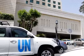 Đoàn xe của Liên hợp quốc rời khách sạn nơi các thanh sát viên OPCW lưu trú tại Damascus, Syria ngày 18/4. (Ảnh: AFP/TTXVN)