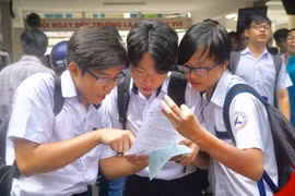 Thí sinh trao đổi bài sau khi kết thúc thi môn Toán. (Ảnh: Quang Nhựt/TTXVN)
