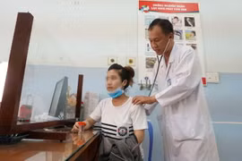 Bác sỹ Bệnh viện Phạm Ngọc Thạch, Thành phố Hồ Chí Minh thăm khám cho bệnh nhân lao. (Ảnh: Phương Vy/TTXVN)
