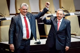 Bí thư thứ nhất Đảng Cộng sản Cuba và Chủ tịch mãn nhiệm Raúl Castro cùng tân Chủ tịch Miguel Díaz-Canel trước Quốc hội. (Ảnh: Lê Hà/TTXVN)