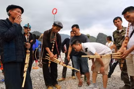 Múa khèn tại Chợ tình Khau Vai. (Ảnh: Thành Đạt/TTXVN) 