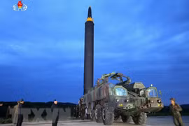 Nhà lãnh đạo Triều Tiên Kim Jong-un (giữa) theo dõi công tác chuẩn bị cho vụ phóng thử tên lửa đạn đạo tầm trung Hwasong-12 tại sân bay Sunan ở Bình Nhưỡng ngày 29/8/2017. (Nguồn: YONHAP/TTXVN)