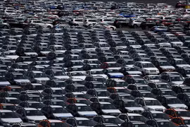  Xe ôtô mới tại một kho bãi ôtô gần cảng Richmond thuộc bang California của Mỹ. (Ảnh: AFP/TTXVN)
