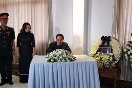 Phó Tổng thống Thứ nhất Myanmar U Myint Swe viếng và ghi sổ tang Chủ tịch nước Trần Đại Quang. (Ảnh: TTXVN/phát)