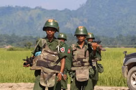 Binh sỹ Myanmar tuần tra tại Maungdaw, bang Rakhine. (Ảnh: AFP/TTXVN)