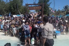 Hàng trăm khách du lịch chờ sơ tán khỏi Gili Trawangan, khu vực lân cận đảo Lombok, Indonesia, ngày 6/8. (Ảnh: AFP/TTXVN)