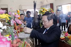 Đại sứ Nguyễn Bá Hùng đang dâng hương tưởng niệm Chủ tịch Hồ Chí Minh. (Ảnh: Phạm Kiên/Vietnam+)