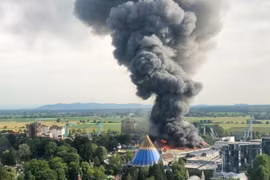 Một cột khói đen tại khu vui chơi giải trí Europa-Park ở Rust, của nước Đức, ngày 26/5. (Nguồn: AFP)