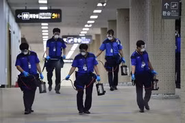 Nhân viên phun thuốc khử trùng nhằm ngăn chặn sự lây lan của virus MERS tại sân bay quốc tế Gimpo ở Seoul. (Ảnh: AFP/TTXVN)