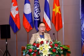 Thứ trưởng Bộ Tài nguyên và Môi trường Lào, bà Bounkham Vorachith đang phát biểu tại khai mạc. (Ảnh: Phạm Kiên/Vietnam+)