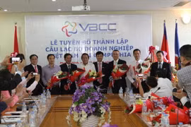 Ban Chấp hành Câu lạc bộ Doanh nghiệp Việt Nam tại Campuchia ra mắt. (Ảnh: Chanh Đa/TTXVN)
