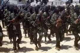 Các thành viên của nhóm chiến binh al-Shabab liên kết al-Qaeda tại một ngôi làng ở phía nam của Somalia. (Nguồn: AFP)