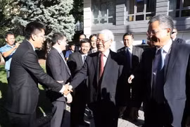 Tổng Bí thư Nguyễn Phú Trọng nói chuyện với cán bộ, nhân viên Đại sứ quán và đại diện cộng đồng người Việt tại Hungary. (Ảnh: Trí Dũng/TTXVN) 