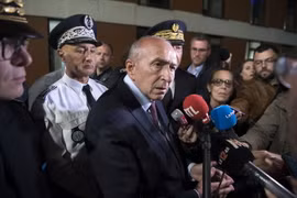 Bộ trưởng Nội vụ Pháp Gerard Collomb, đứng giữa. (Ảnh: AFP/TTXVN)