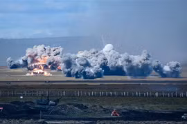 Đạn pháo nổ trong cuộc tập trận “Vostok-2018” ở miền đông Siberia ngày 13/9. (Ảnh: AFP/TTXVN)