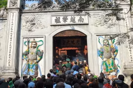 Dâng hương tưởng niệm, tri ân công đức các Vua Hùng và các bậc tiền nhân đã có công dựng nước. (Ảnh: TTXVN)