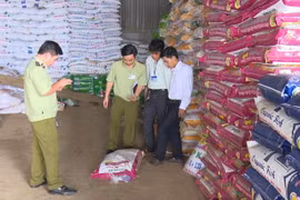 Kiểm tra một cơ sở kinh doanh phân bón. (Ảnh: Anh Dũng/TTXVN)