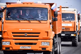 Tổng thống Nga Vladimir Putin lái xe tải đi qua một cây cầu kết nối miền Nam nước Nga với bán đảo Crimea. (Ảnh: AFP/TTXVN)