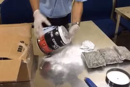 Cần sa được các đối tượng hút chân không, cất giấu ở trong hộp sữa. (Ảnh: Anh Tuấn/TTXVN)