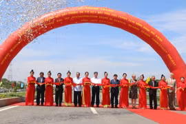 Cắt băng khánh thành cầu Cao Lãnh - cây cầu dây giăng bắc qua sông Tiền. (Ảnh: Nguyễn Văn Trí/TTXVN)