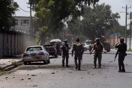 Lực lượng an ninh Afghanistan điều tra tại hiện trường vụ tấn công ở Jalalabad, Nangarhar ngày 11/6. (Ảnh: THX/TTXVN)