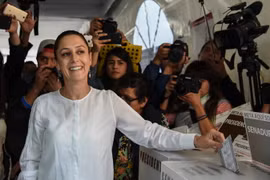 Ứng cử viên Thị trưởng Mexico City Claudia Sheinbaum bỏ phiếu tại một điểm bầu cử ở Mexico City ngày 1/7. (Ảnh: AFP/TTXVN)