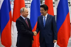 Tổng thống Nga Vladimir Putin (trái) và Thủ tướng Nhật Bản Shinzo Abe trong cuộc gặp tại Vladivostok, Nga ngày 10/9. (Ảnh: AFP/TTXVN)