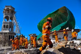 Lực lượng cứu hộ tìm kiếm nạn nhân sau trận động đất ở đảo Lombok của Indonesia ngày 7/8. (Ảnh: THX/TTXVN)