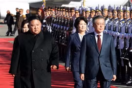 Tổng thống Hàn Quốc Moon Jae-in (phải) và nhà lãnh đạo Triều Tiên Kim Jong-un (trái) duyệt đội danh dự tại sân bay Samjiyon trước khi thăm núi Paekdu ở tỉnh Ryanggang của Triều Tiên, ngày 20/9. (Ảnh: Yonhap/TTXVN)
