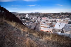 Hàng rào biên giới phân định ranh giới giữa Nogales, bang Arizona của Mỹ với Nogales thuộc Mexico. (Ảnh: AFP/TTXVN)