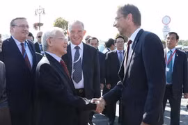 Thị trưởng thành phố Szentendre, Ngài Verseghi-Nagy Miklós đón Tổng Bí thư Nguyễn Phú Trọng tại Quảng trường thành phố. (Ảnh: Trí Dũng/TTXVN)